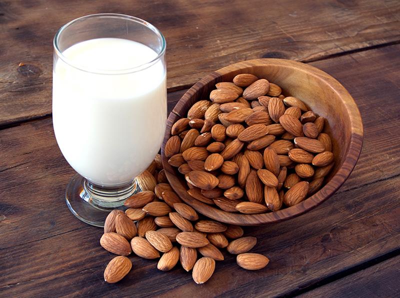 Beneficiile laptelui de migdale